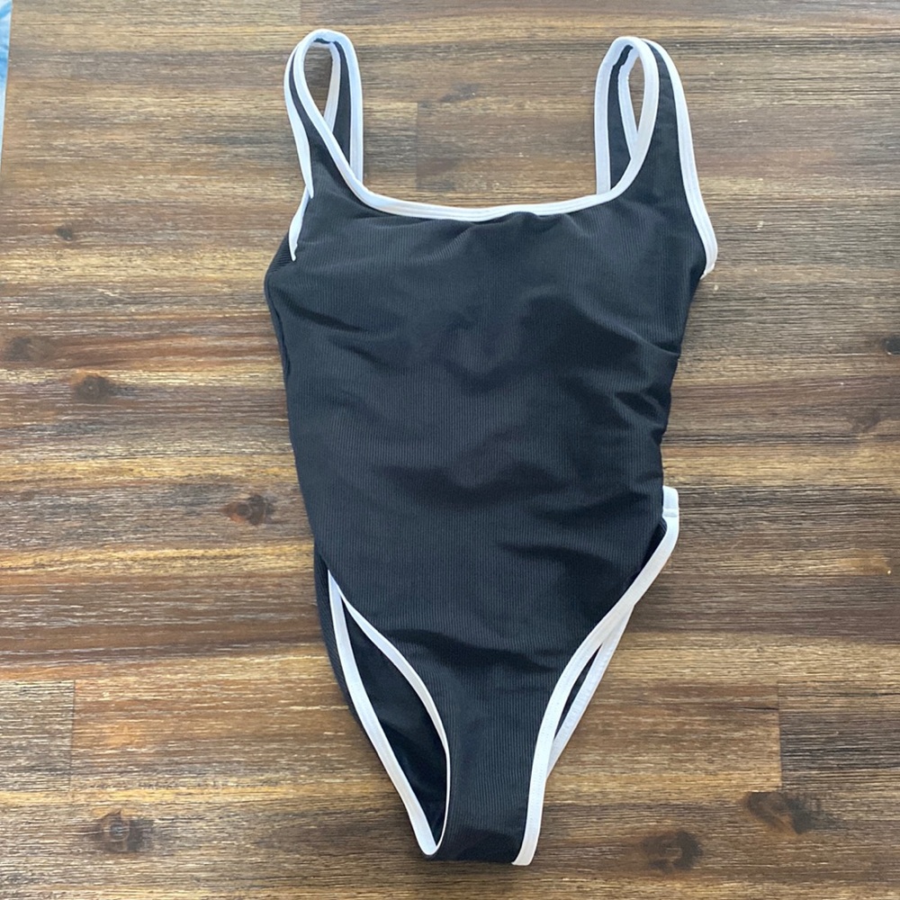 Lainsnow black swimsuit